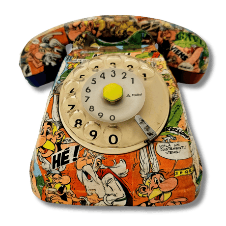 Telefono vintage a disco dipinto a mano a tema Asterix con scene di fumetti.