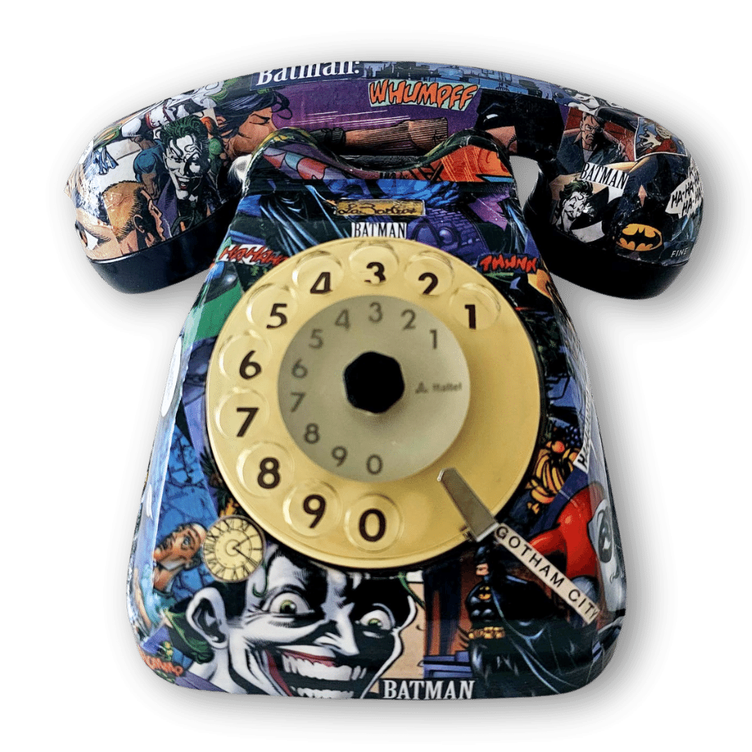 Telefono vintage a disco dipinto a mano a tema Batman con scene di fumetti.