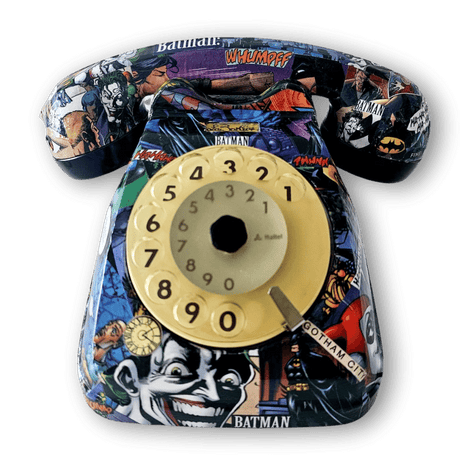 Telefono vintage a disco dipinto a mano a tema Batman con scene di fumetti.