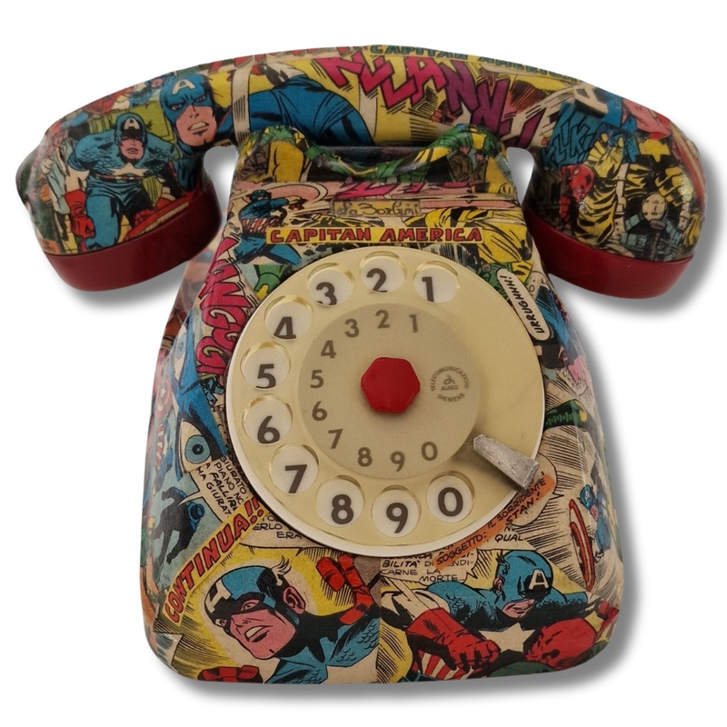 Telefono artistico vintage decorato con immagini di Capitan America. Pezzo unico realizzato a mano, ideale per collezionisti e appassionati di fumetti.