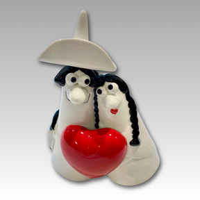 Coppia innamorata in ceramica con cuore rosso