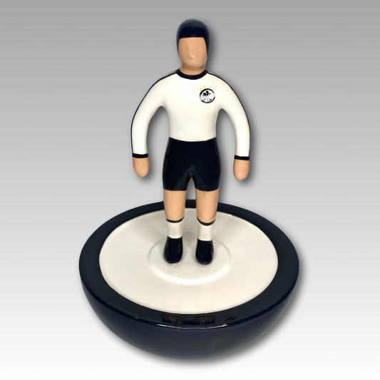 Statuina Subbuteo in ceramica fatta a mano della squadra nazionale di calcio della Germania, alta 30 cm.