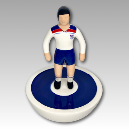 Statuina Subbuteo in ceramica fatta a mano della squadra nazionale di calcio dell'Inghilterra, alta 30 cm.