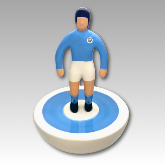 Figura Subbuteo in ceramica artigianale rappresentante una squadra famosa della Premier League Inglese, il Manchester City,alta 30 cm.