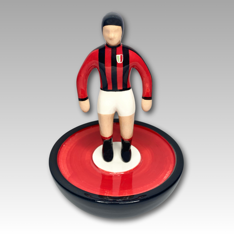 Statuetta Subbuteo in ceramica fatta a mano rappresentante una squadra famosa della Serie A italiana, il Milan, alta 30 cm.
