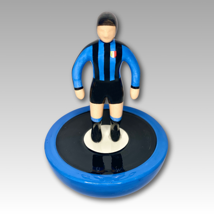 Statuetta Subbuteo in ceramica fatta a mano rappresentante una squadra famosa della Serie A italiana, l'Internazionale Inter FC, alta 30 cm.