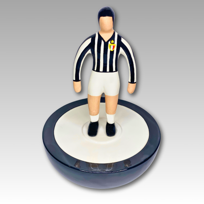 Statuetta Subbuteo in ceramica fatta a mano rappresentante una squadra famosa della Serie A italiana, la Juventus,alta 30 cm.