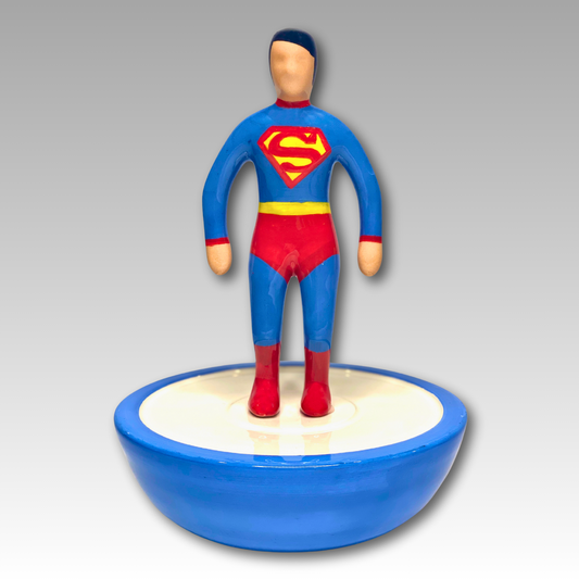Statuetta in ceramica artigianale di SuperMan Subbuteo, alta 30 cm, per collezionisti e appassionati di supereroi.