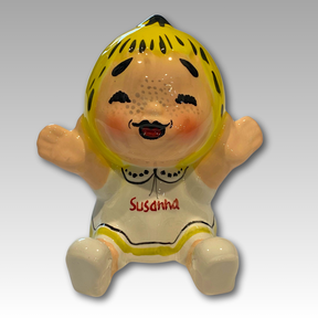 Vista frontale Susanna Tuttapanna seduta ceramica