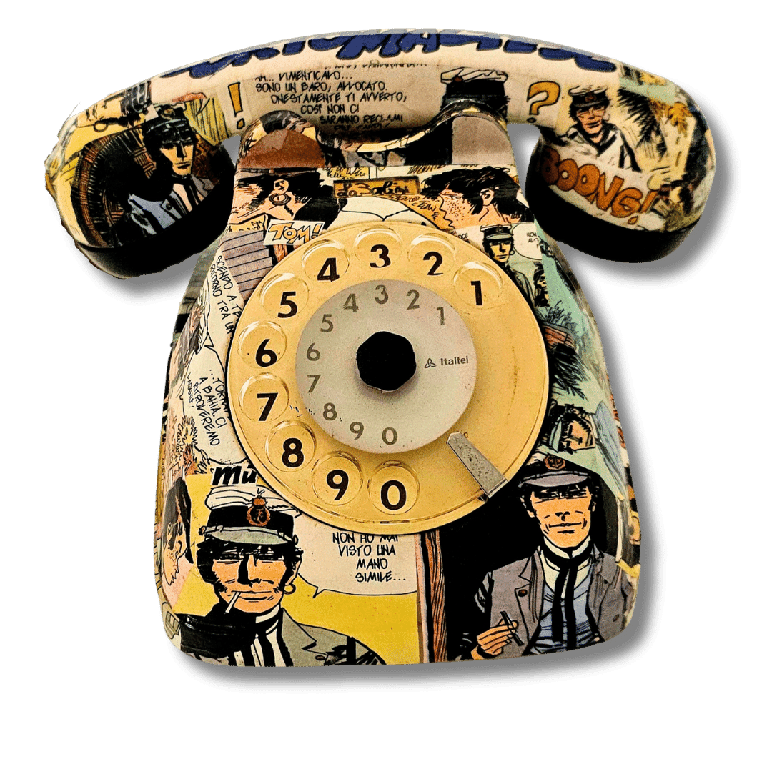 Telefono vintage a disco dipinto a mano a tema Corto Maltese con scene di fumetti.