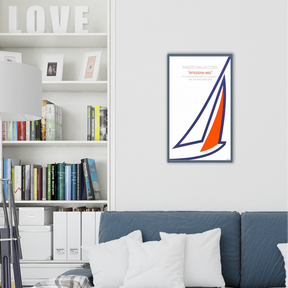 Ambientazione "Poster 'EMOZIONE VELA' di Amleto Dalla Costa, edizione rara e limitata, arte nautica del 1995, ideale per collezionisti."