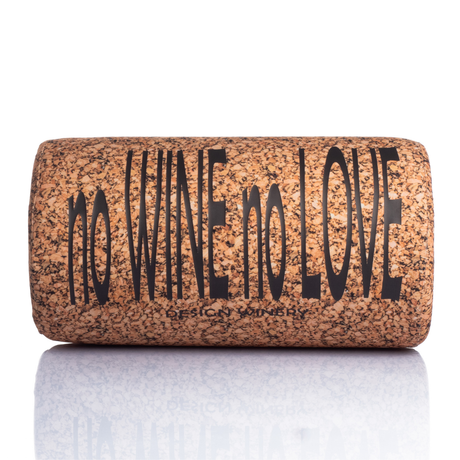 Cuscino a forma di tappo da vino con la scritta "No Wine No Love", design ironico e POP, elemento d'arredo moderno realizzato da Diego Maria Gugliermetto

