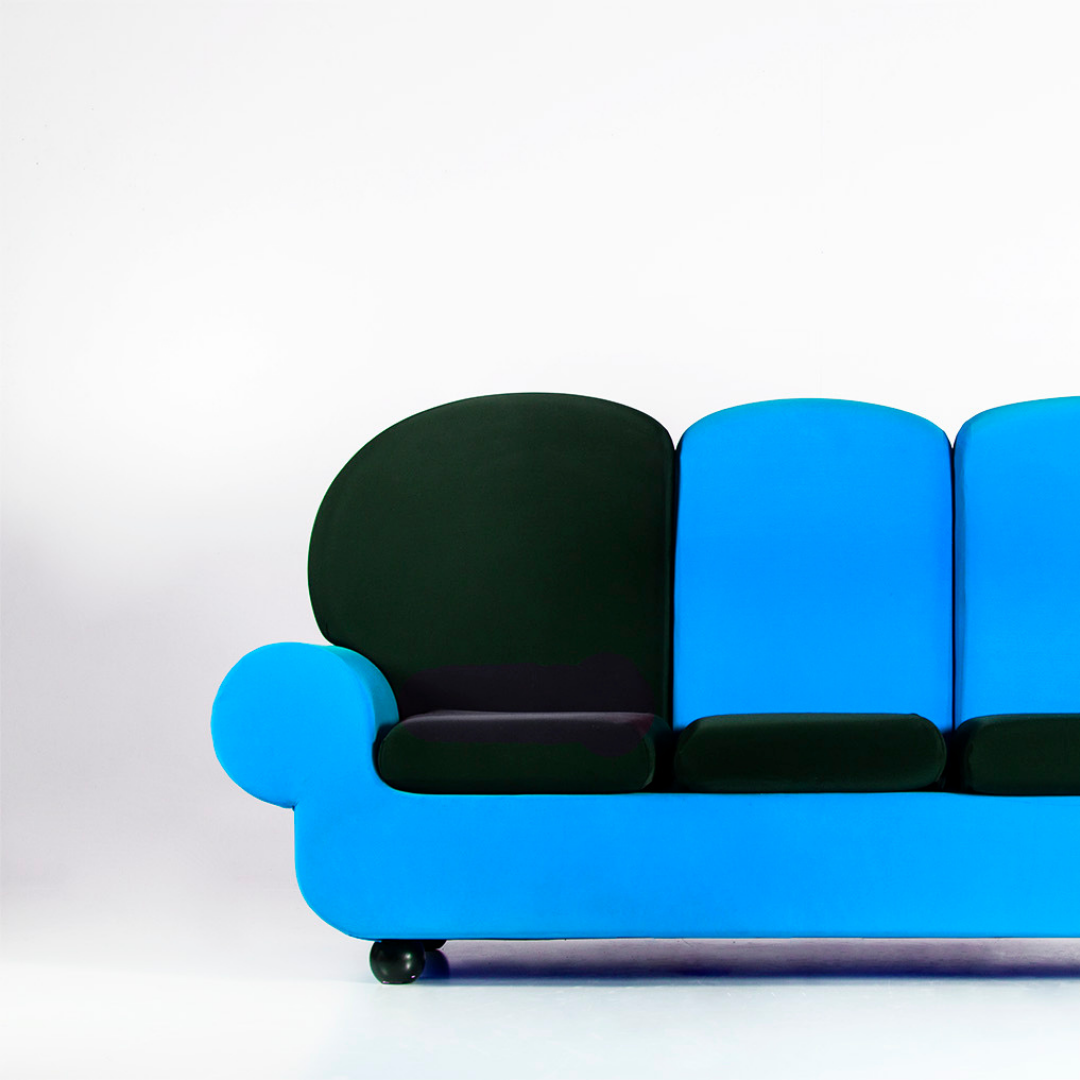 Divano 'Papì colors 3 posti' di Gugliermetto, neroazzurro con seduta nera su sfondo omogeneo per interni moderni e stilosi.