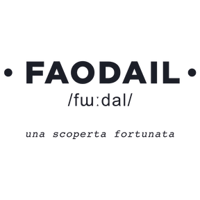 Adesivo murale 'FAODAIL' che evoca scoperte fortunate, ideale per ambienti moderni e ricercati.