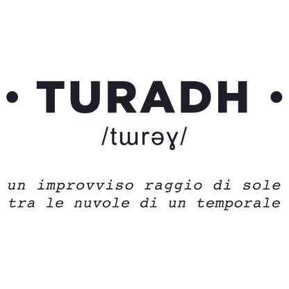 Sticker artistico 'Turadh' che rappresenta un raggio di sole che filtra tra le nuvole - decorazione murale che porta luce e serenità.
