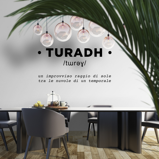 Ambientazione Sticker artistico 'Turadh' che rappresenta un raggio di sole che filtra tra le nuvole - decorazione murale che porta luce e serenità.