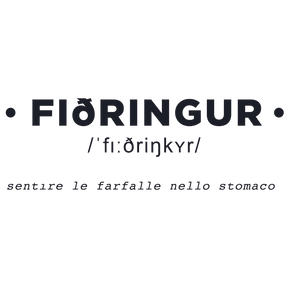 Adesivo murale 'FIÓRINGUR' in una stanza moderna, simboleggia il sentirsi vivi con 'farfalle nello stomaco' per una casa piena di emozioni.