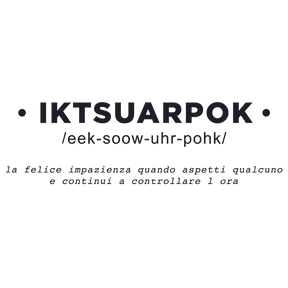 Adesivo murale IKTSUARPOK che simboleggia l'attesa gioiosa, con testo e traduzione italiana per una decorazione significativa.