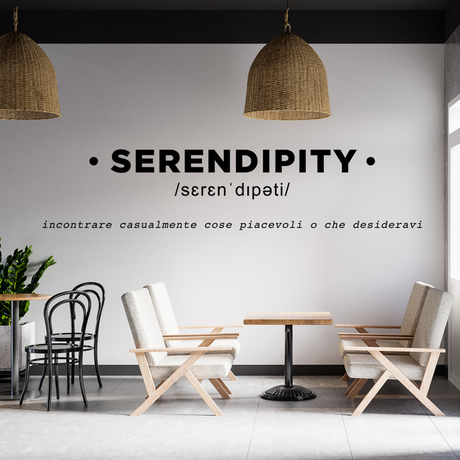 Ambientazione Sticker 'SERENDIPITY' che significa 'incontrare casualmente cose piacevoli', per un arredamento che ispira quotidiane meraviglie.