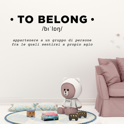Ambientazione Sticker 'TO BELONG' in serigrafia su carta Fabriano, espressione artistica del comfort e appartenenza per interni accoglienti.