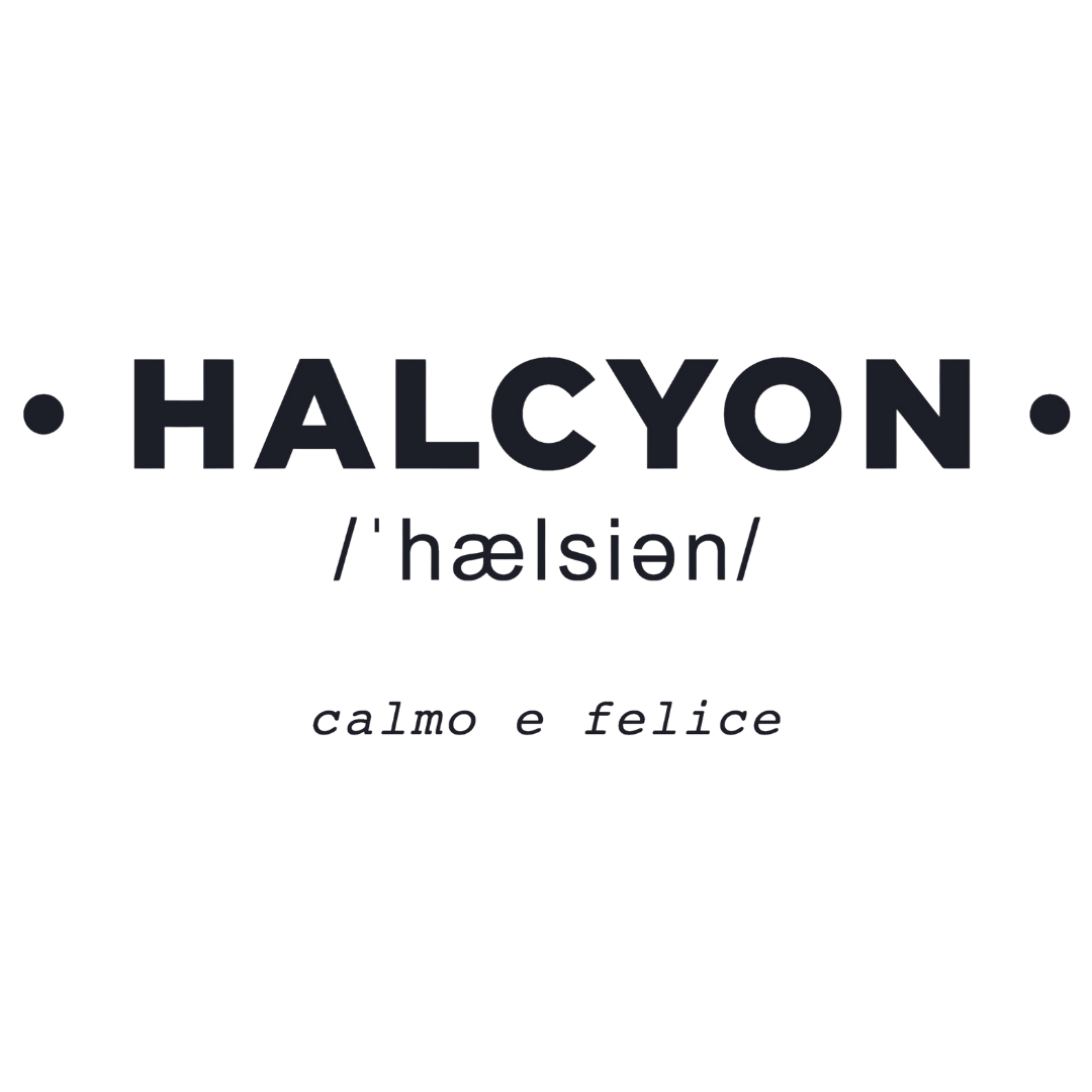 Adesivo murale 'HALCYON' con significato di calma e felicità, in una stanza ben arredata, che invita al relax.