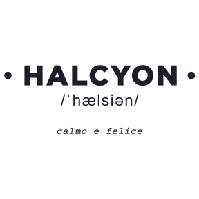 Adesivo murale 'HALCYON' con significato di calma e felicità, in una stanza ben arredata, che invita al relax.