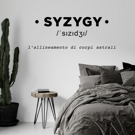 Ambientazione Adesivo murale 'SYZYGY' in elegante tipografia con traduzione italiana, ideale per decorazione di interni ed appassionati di astronomia.