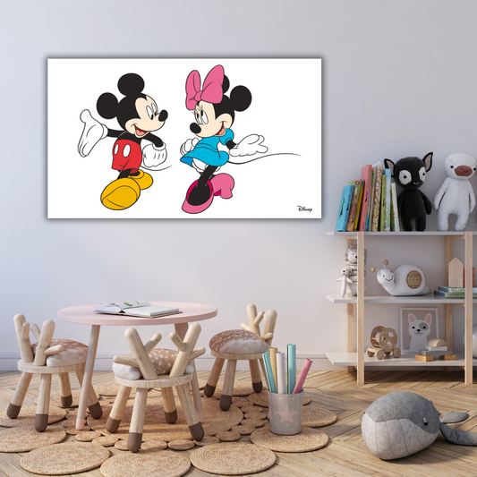 Ambientazione Quadro Stampa affettuosa di Topolino e Minnie mano nella mano, disponibile su tela e carta eco, ideale per un dolce tocco Disney.