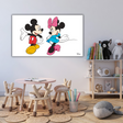 Ambientazione Quadro Stampa affettuosa di Topolino e Minnie mano nella mano, disponibile su tela e carta eco, ideale per un dolce tocco Disney.