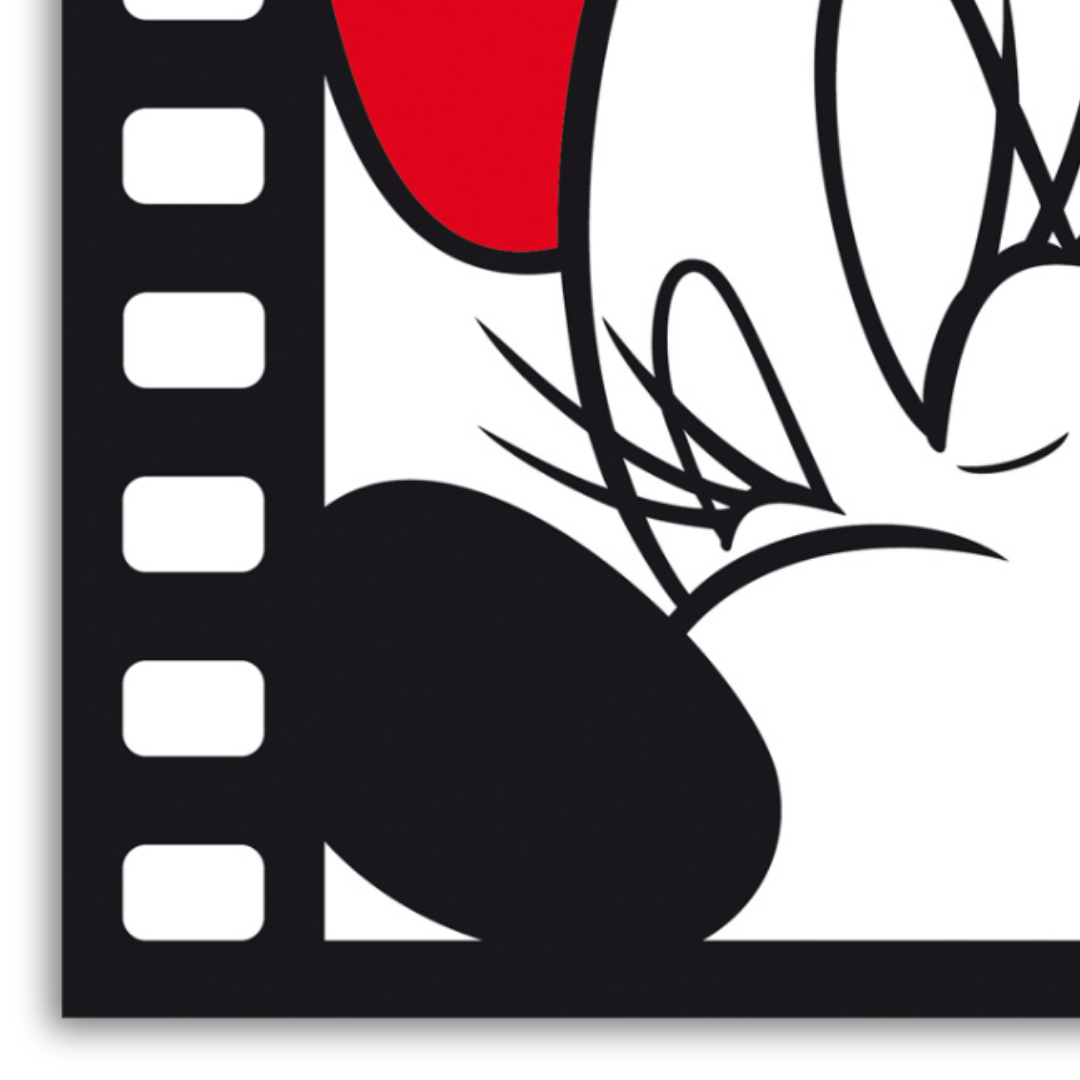 Dettaglio Quadro artistico in bianco e nero di Minnie Mouse con un fiocco rosso, occhi chiusi e un sorriso sereno, incorniciato da una pellicola cinematografica, che evoca un senso di nostalgia e allegria