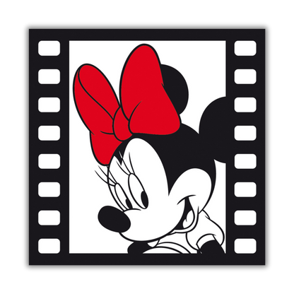 Quadro artistico in bianco e nero di Minnie Mouse con un fiocco rosso, occhi cfurbetti e un sorriso sereno, incorniciato da una pellicola cinematografica, che evoca un senso di simpatia e allegria