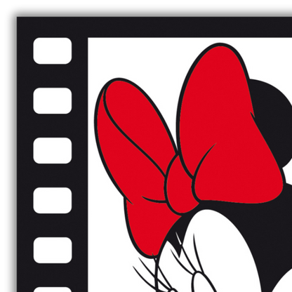 Dettaglio Quadro artistico in bianco e nero di Minnie Mouse con un fiocco rosso, occhi cfurbetti e un sorriso sereno, incorniciato da una pellicola cinematografica, che evoca un senso di simpatia e allegria
