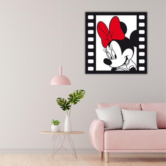 Ambientazione Quadro artistico in bianco e nero di Minnie Mouse con un fiocco rosso, occhi cfurbetti e un sorriso sereno, incorniciato da una pellicola cinematografica, che evoca un senso di simpatia e allegria