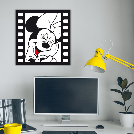 Ambientazione Quadro di Minnie Mouse sorridente con fiocco e bocca colorati, che esprime gioia e vivacità, perfetto per aggiungere un tocco di ottimismo e stile Disney al tuo ambiente lavorativo o domestico.