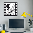 Ambientazione Quadro di Minnie Mouse sorridente con fiocco e bocca colorati, che esprime gioia e vivacità, perfetto per aggiungere un tocco di ottimismo e stile Disney al tuo ambiente lavorativo o domestico.