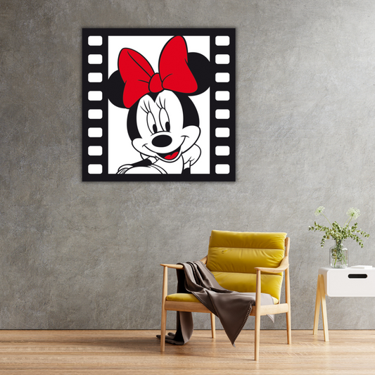 Ambientazione del Quadro di Minnie Mouse felice con il suo caratteristico fiocco rosso, ideale per aggiungere un tocco di allegria e magia Disneyana al tuo arredamento.