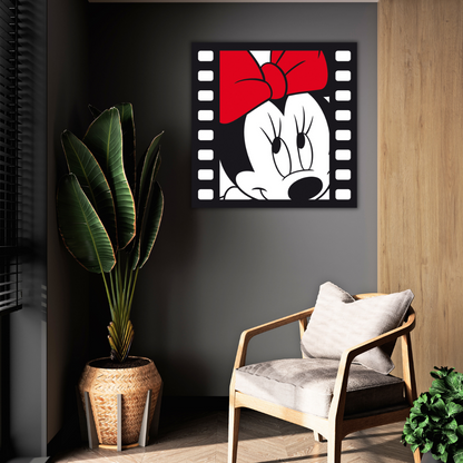 Ambientazione Quadro artistico "Sensual Minnie Eyes" con Minnie Mouse che offre uno sguardo seducente, perfetto per aggiungere un tocco di stile e mistero al tuo spazio