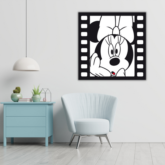 Ambientazione Quadro artistico "Minnie Surprised" con Minnie Mouse in un'espressione di sorpresa, perfetto per portare una scintilla di gioia e meraviglia in ogni stanza. 