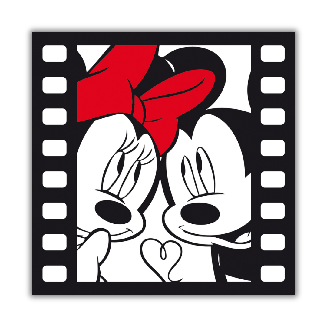 Quadro "Minnie & Mickey fall in love" raffigurante Minnie e Mickey Mouse in un dolce abbraccio, perfetto per aggiungere un tocco romantico e gioioso ad ogni stanza.
