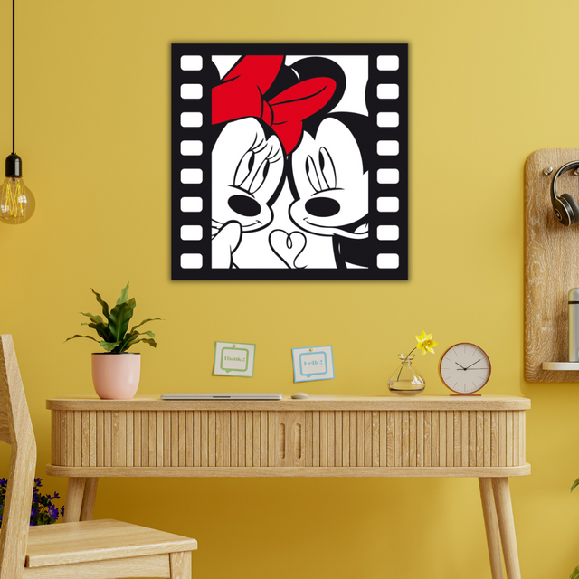 Ambientazione Quadro "Minnie & Mickey fall in love" raffigurante Minnie e Mickey Mouse in un dolce abbraccio, perfetto per aggiungere un tocco romantico e gioioso ad ogni stanza.