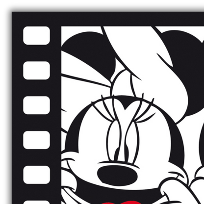 Dettaglio Quadro 'Keep Joking' mostra un ridente Mickey Mouse con Minnie che fa la lingua, perfetto per aggiungere un messaggio positivo e lo spirito Disney a qualsiasi spazio.