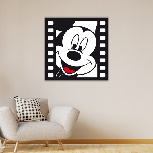 Ambientazione Quadro 'Keep Smiling' mostra un ridente Mickey Mouse, perfetto per aggiungere un messaggio positivo e lo spirito Disney a qualsiasi spazio.