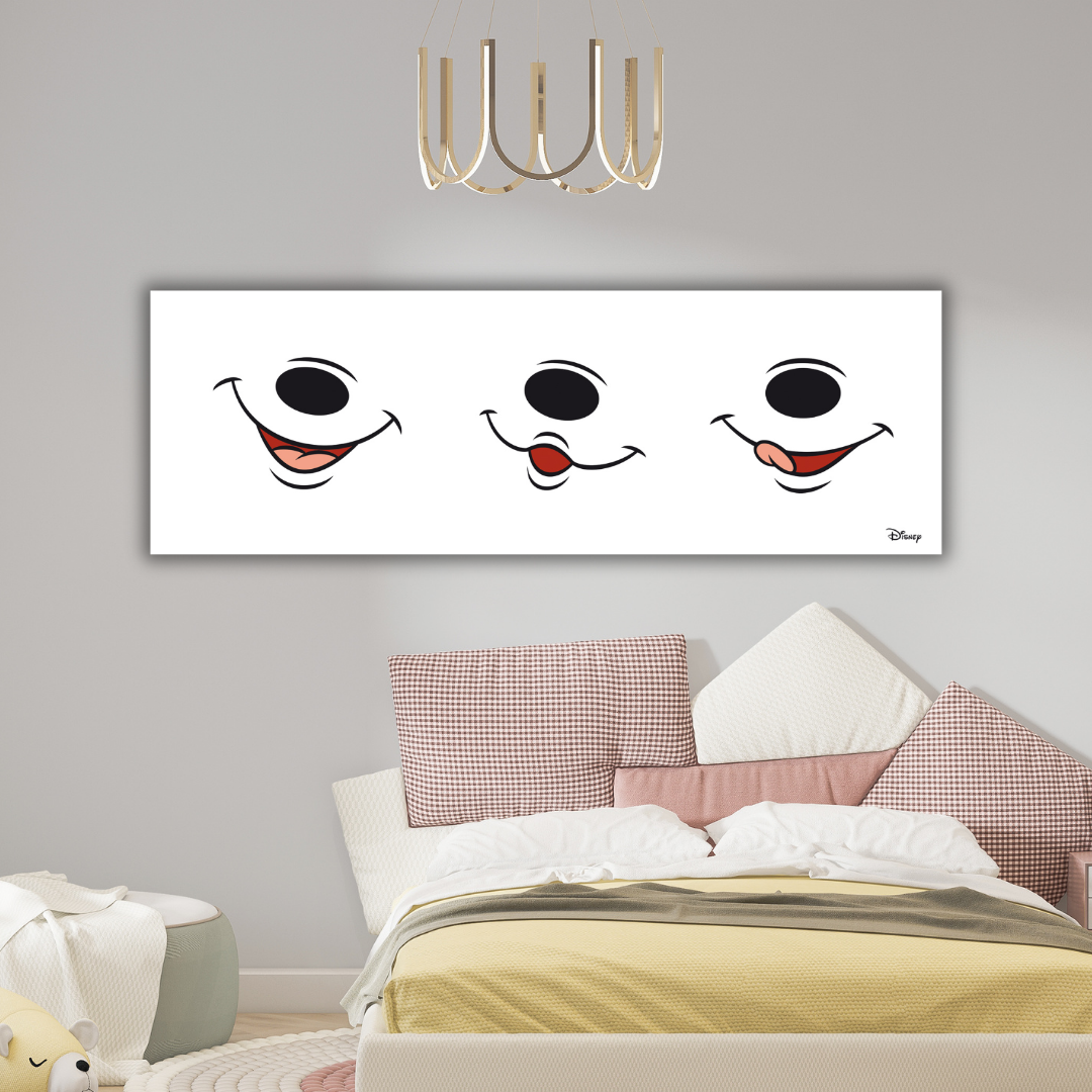 Ambientazione Quadro Triade di espressioni allegre di 'Smiling Mickey', raffiguranti i sorrisi inconfondibili di Mickey Mouse su uno sfondo bianco attaccato in una camera da letto