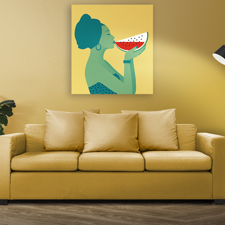 Ambientazione quadro "Summer Drink" di Joey Guidone, un'illustrazione vivace di una donna che assapora l'anguria, evocando il relax e il sapore dell'estate.