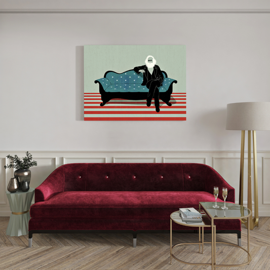 Ambientazione quadro con Un uomo con barba bianca che ricorda Karl Marx seduto su un divano decorato come la bandiera USA, opera di Joey Guidone intitolata 'Marx in the USA'.