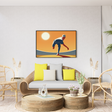 Ambientazione sala con Quadro 'Baseball Pitcher' di Joey Guidone, che mostra un lanciatore in azione al tramonto, esemplifica energia e passione sportiva appeso alla parete