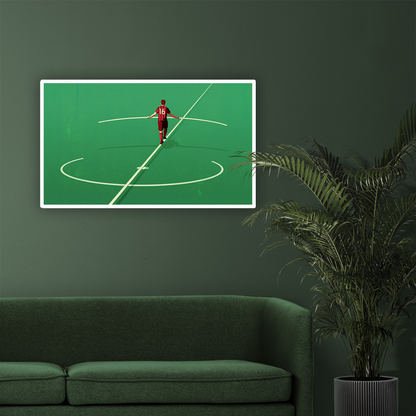 Ambientazione quadro in salotto Illustrazione 'Balancing Act' di Joey Guidone mostra un calciatore in perfetto equilibrio al centro di un campo, simboleggiando controllo e focalizzazione.