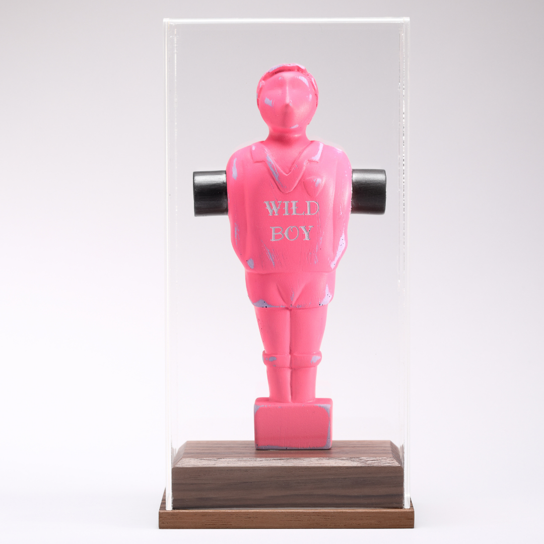 Statuetta 'Bar Sport' di Johnny Hermann in rosa, che incarna la vitalità e la passione per il gioco.