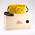 Opera 'Leica Color' di Johnny Hermann, scultura in legno raffigurante una fotocamera Leica in varianti di colore, arte e design uniti. Questa color Giallo.