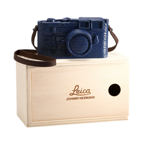 Scultura in legno blu di macchina fotografica Leica su sfondo trasparente